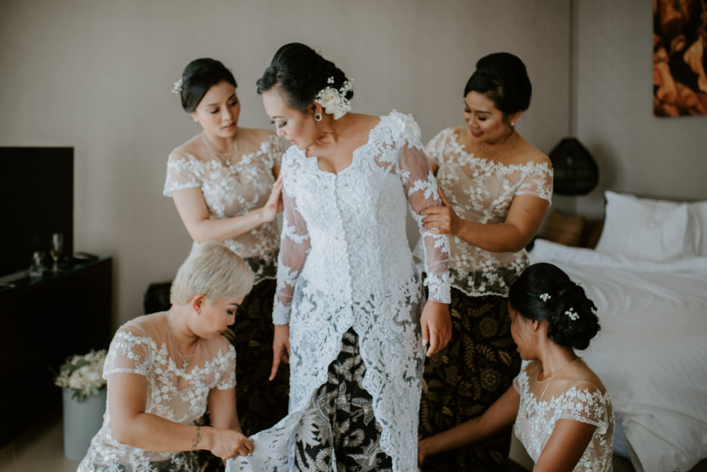 preparation de la mariee avant cérémonie de mariage à Bali