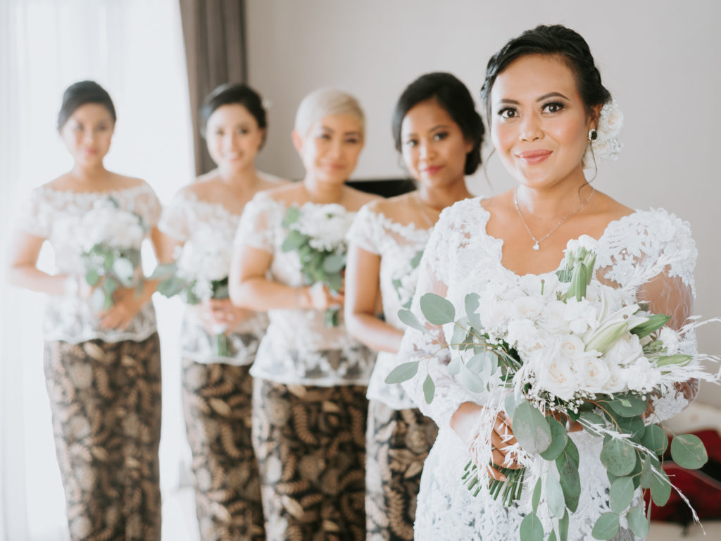 Portrait mariee et demoiselles d'honneur avant la cérémonie de mariage à Bali