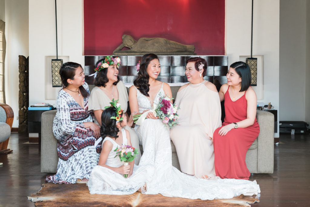 La mariée et sa famille avant la cérémonie de mariage à Bali