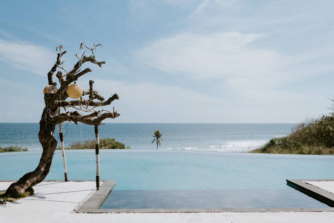 JULIE_BRICE_WEDDING_BALI_005 Arche de mariage en blanc