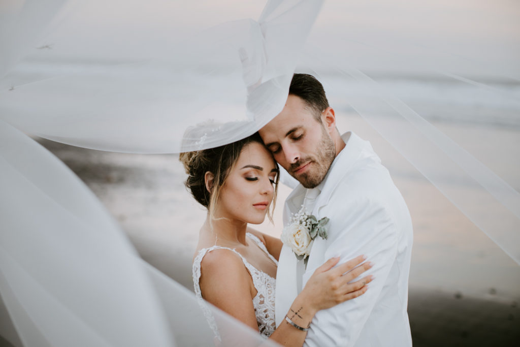 Photoshoot de couple après cérémonie de mariage à Bali