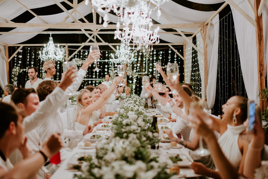 Un toast pendant la reception après cérémonie de mariage à Bali