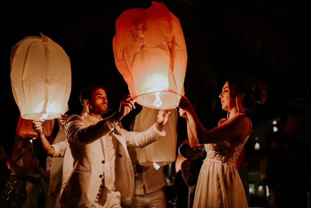 Lâcher de lanternes pour clôturer la journée cérémonie de mariage à Bali