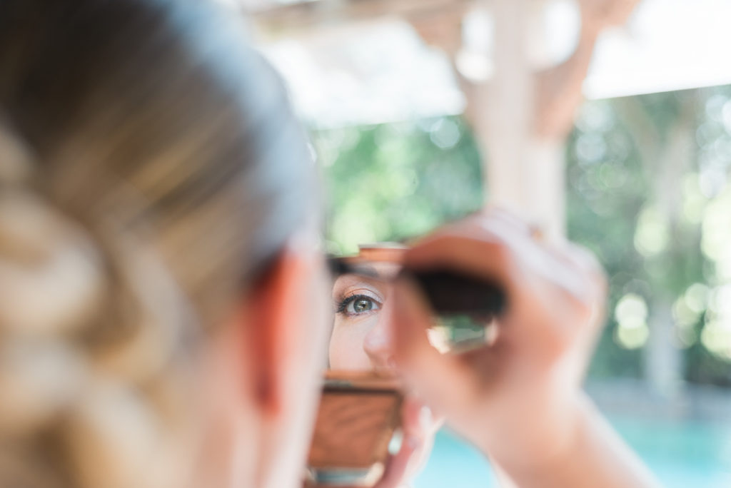 La mariee se maquillage avant cérémonie de mariage à Bali