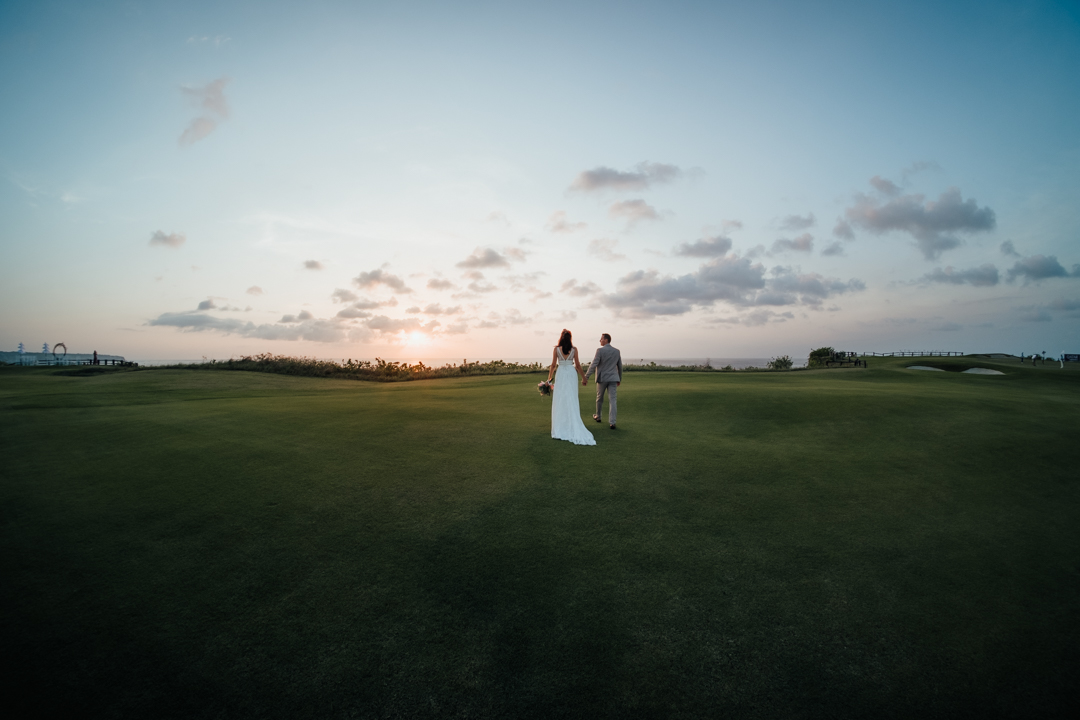 Les maries au coucher de soleil sur les falaises de Bali