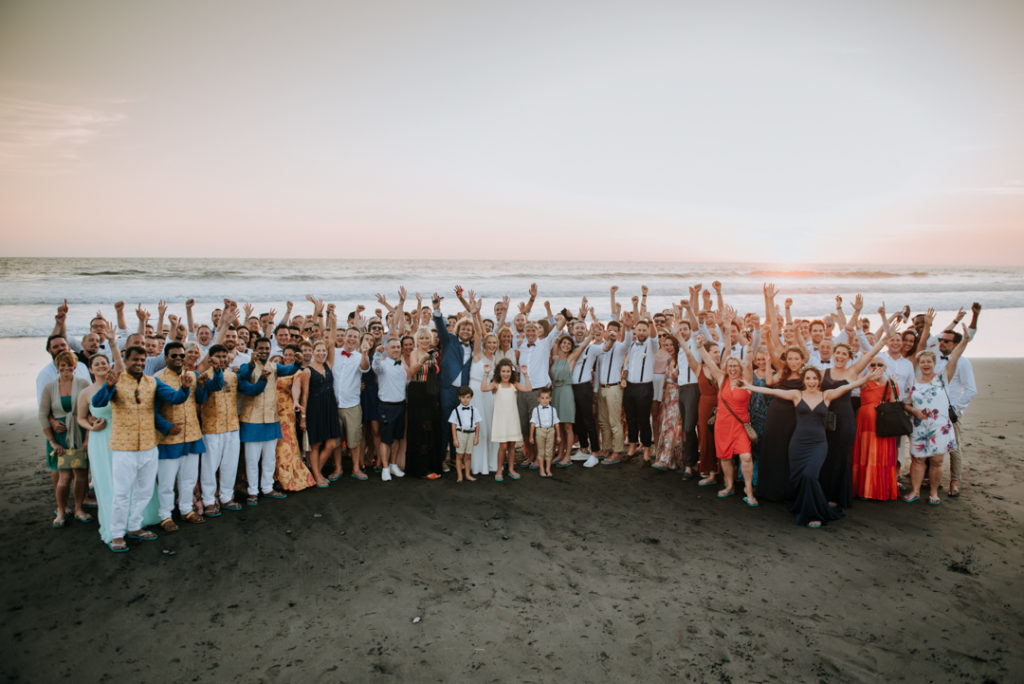 Photo de groupe sur la plage après cérémonie de mariage à Bali