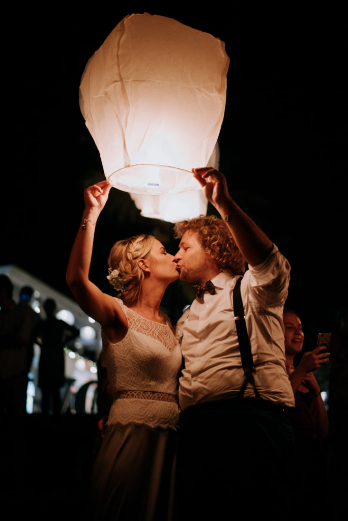Couple de marie s embrassent avec lanterne chinoise après cérémonie de mariage à Bali