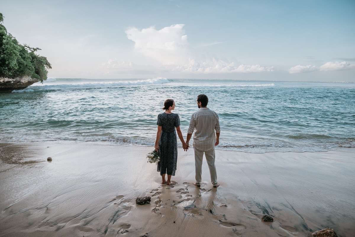 Installation arche et chaises mariage sur falaise a Bali