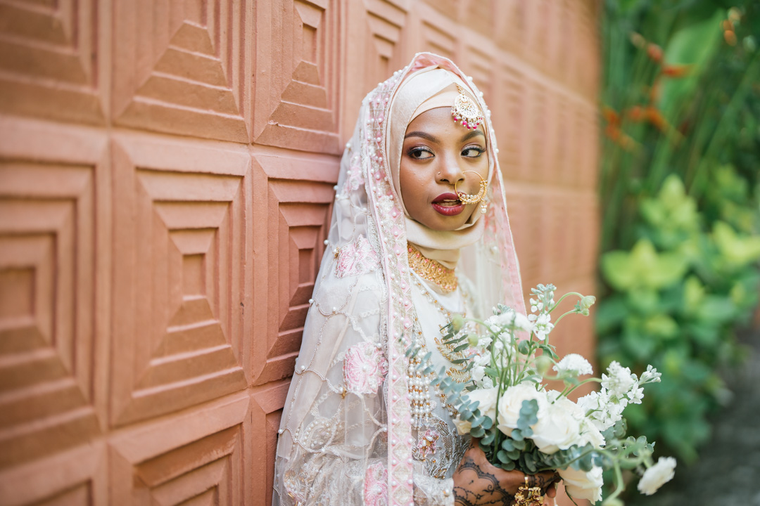 Mariage islamique a Bali, la mariee et son bouquet