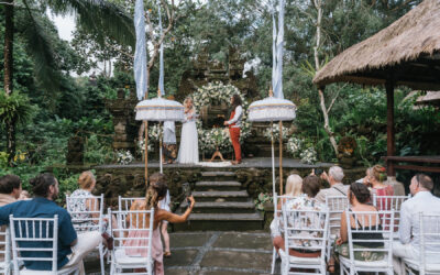 Mariage intime à Ubud : Camille & Glenn devant un temple en pleine nature